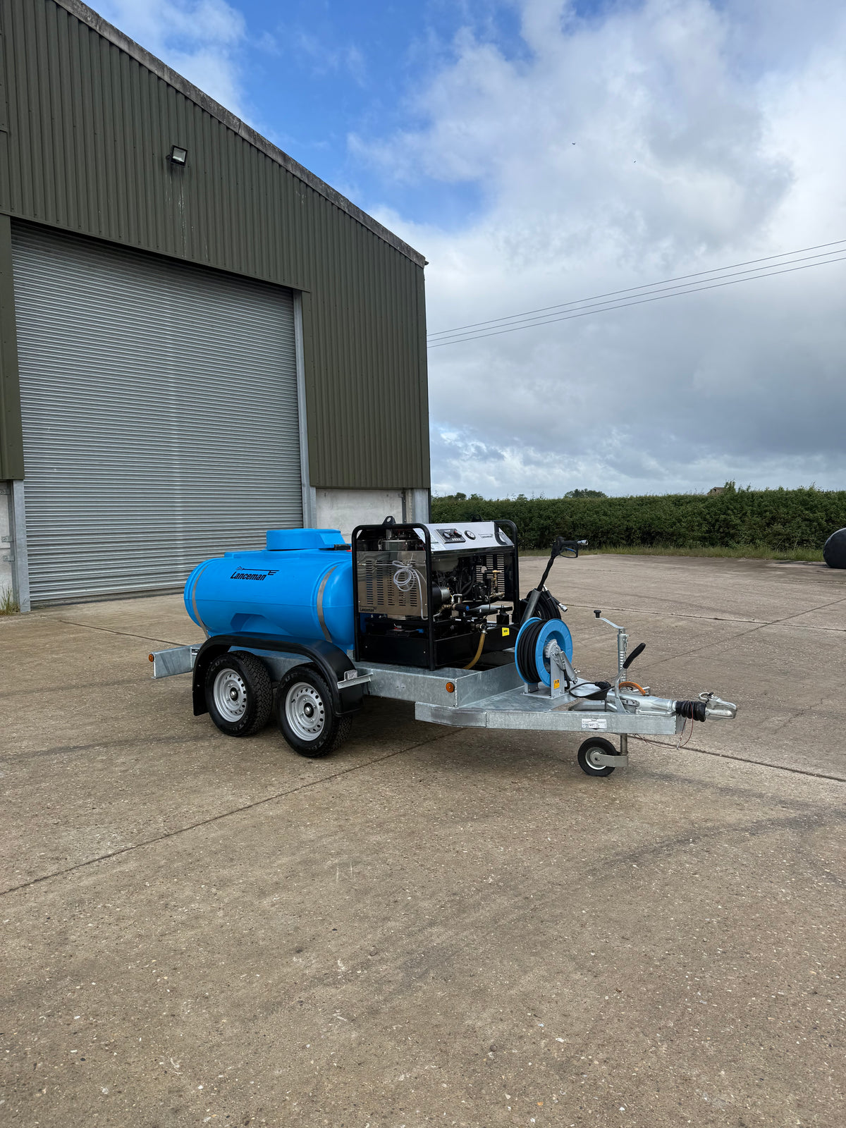 1,000-litre hot-water trailer